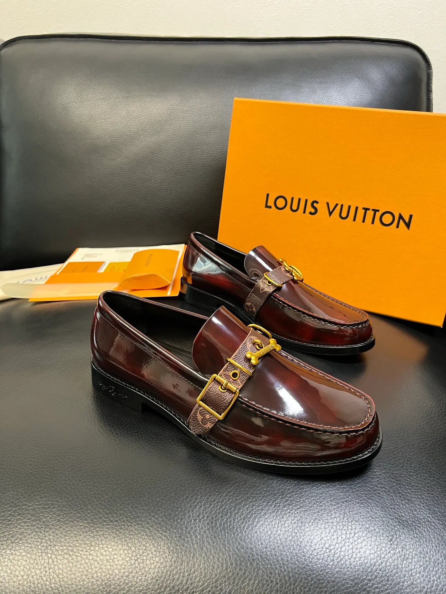 Men's shoes 💰920 Lv high quality top crafts Louis Vuitton leather shoes counter synchronized with original factory configuration, uppers imported from Italy, imported water-dyed cowhide lining, soles: original genuine leather soles specially provided by the original factory, original factory and single goods, welcome to compare, code number 39-44 (customized 38 45 46)